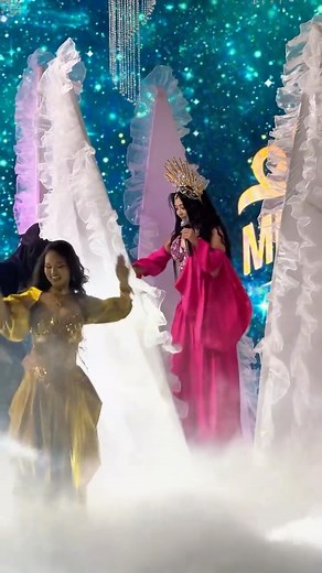 RASUL KYZY AYANA on Instagram: "Шоу талант 1 бөлүк 😍❤️ Менин номеримде: Актёрдук, ырчылык жана бийчилик чеберчиликти көргөздүк!🥰 Эң башкысы ШОУ болду!🔥 Лотос гүлү менен чыкканым өзгөчө болду жана ал гулдү орнотуш үчүн 5 саат кетти😅 Айтор сахнаны жерди толук каптап кеттик) Образ боюнча башымдагы таажынын оордугун айтпай эле койоюн🤭 Эмнеси болсо дагы өзгөчө болуу максатыбызга жеттик💪🏻 Номерди калыстар эң жогоркуу денгээлде баалашты.🥰 Залда отурган элдин колдоосу өзгөчө дем берди. Бул номер