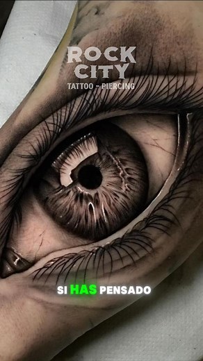 Significado de tatuaje de un ojo, puede simbolizar protección, omnisciencia, sabiduría, intuición y la percepción más allá de lo evidente. También puede representar la introspección, la autoevaluación y reflejar la personalidad interna, además de ser elegido por su atractivo visual. #eye #eyes #eyetattoo #eyetattoos #tattoos #tattoo #proteccion #sabiduria #intuicion#percepciones #personalidad#capcut1min #tatuajes #tatuaje #tatuajeojo | Tatotattoos