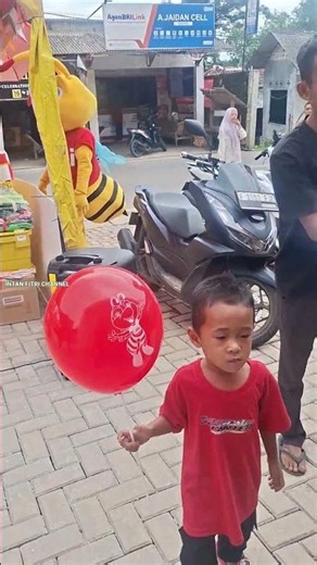 Just Grab the Funny Clown's Red Balloon | #shorts #clown #funny #balloon