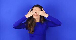 Jeune femme sérieuse à manches longues, : vidéo de stock (100 % libre de droit) 3455978175 | Shutterstock