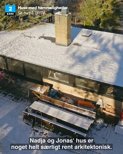 Nadia og Jonas faldt pladask for et helt særligt hus med masser af historie. Det er opført af den legendariske arkitektduo Friis og Moltke, men mange af de orginale detaljer og kendetegn er gået tabt gennem tiden. Nu arbejder de for at føre deres 60'er-villa tilbage til fordums prag. Se 'Huse med hemmeligheder' nu på DRTV. | DR2