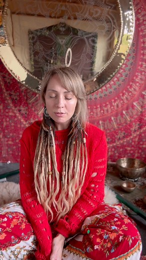 A gentle humming meditation to bring you back into your body, calm the mind, and reconnect with the Earth.Humming activates the vagus nerve, soothes the nervous system, and creates an inner resonance that grounds you deeply into the present moment.Take a breath… and hum with me. 🫶 ✨ If this meditation supports you, feel free to like, comment, or share it with someone who needs grounding today. #HummingMeditation #GroundingPractice #SoundHealing #VagusNerveActivation #NervousSystemRegulation #Me