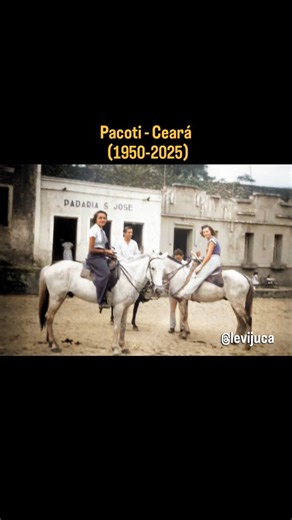 Levi Jucá on Instagram: "Um ângulo raro do Pacoti antigo, agora em movimento! A foto sem data, remete, pela indumentária, aos anos 1950. Três montarias - dois cavalos brancos e um escuro - posam entrecruzados com suas respectivas amazonas e cavaleiro. Apenas elas miravam, a sorrir, para o fotógrafo. O homem preferiu a expressão desusada de fugir da lente, olhar além. Um outro de pé, cabisbaixo, ignorou o instante que eternizou esta imagem. Os animais, principais meios de transporte à época, ench