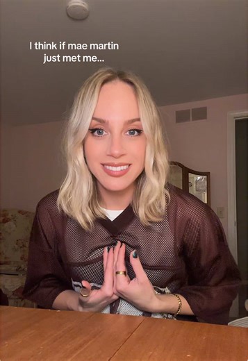 Mae Martin y la escena de los 'crawling' en Wayward