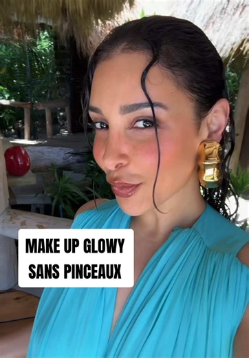 J’AI OUBLIÉ MES PINCEAUX ! MOI ?!pubIicité* On va miser sur le teint parfait et glowy avec @Erborian France du coup ! Total Make up shooting de plage avec les doigts ? Je relève le challenge. Produits skincare utilisés : Water Sérum Glow moisturizer CC Crème SPF30 Skintherapy eye -20% sur tout le site erborian avec le code « SANAA » ainsi que la livraison offerte en France, Belgique et Luxembourg. Et dès 55€ d’achats avant remise, vous pourrez choisir parmi deux petits produits. #skincare #glowy