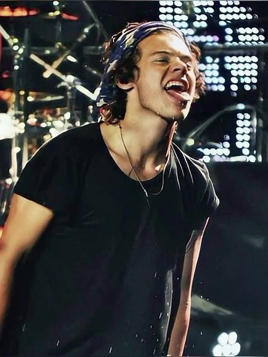 his lips. #onedirection #harrystyles #fyp #liampayne #viral