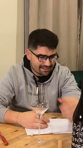 O que vocês ouvem: 30 minutos de conversa fluida no Spotify. 🎧 O que não se vê: A pesquisa, os guiões, os cortes, os erros e a montagem. Fazer um podcast “sem tretas” dá trabalho, mas vale cada segundo quando lemos o vosso feedback. Aqui, o vinho é levado a sério (mesmo quando nos rimos). Estamos a preparar o próximo episódio e... digamos que vai ser polémico. 🤫🍷 Já ouviram o último? Link na Bio. #bastidores #behindthescenes #podcastportugal #winemeup #workhard vinhosemtretas setup | Marc Pin