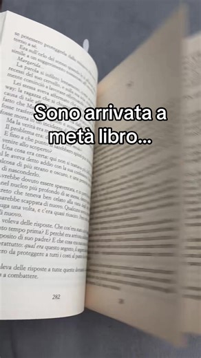Ci ho provato, ma a metà libro non era ancora successo niente… molto ripetitivo e molto lento, non so se poi avrebbe recuperato ma non ce l’ho più fatta ad andare avanti! Voi l’avete letto ? #lovebooks #booksoftiktok #libritiktok #booktokbooks #thrillertok