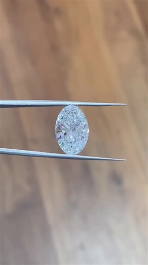 A certificate tells part of the story. But the X-factor of a diamond… the way it catches light, faces up clean, and feels alive, can’t be measured on paper. That’s where sourcing becomes an art. ✨ When I search for a stone, I look beyond the specs to find the one: minimal bowtie, ideal proportions, and that rare presence you can’t quite name, only feel. Choosing the right one makes all the difference and with 75% of my clients shopping virtually, I take this responsibility to heart. I want her t