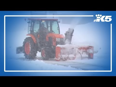 Rain turns to heavy snowfall along Snoqualmie Pass amid blizzard warning