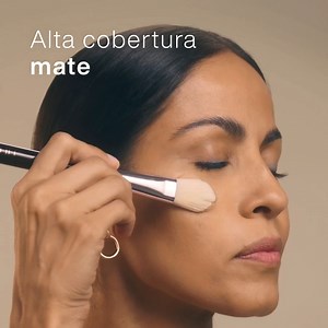 La base matte powder tiene lo mejor del #MaquillajeNatura 💫. Su alta cobertura por 24 hs, su textura aterciopelada y su acabado mate harán que se convierta en tus #FavoritosUna 💞. Y tú ¿ya la probaste? 🤔 Te leemos 👇 | Natura