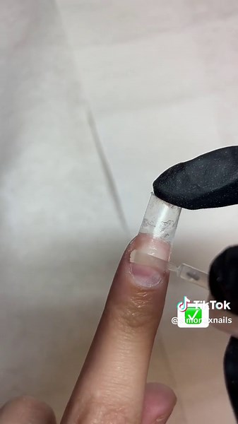 Can’t figure out why your nails are lifting? Here are four common causes! 1. Unclean cuticles: Make sure that you remove all dead skin from the nail plate! Using a cuticle softening cream can help a lot with this. 2: Improperly fitted tips: If your tip is too small it can cause the nail to break or pop off. If the tip is too big it can also cause lifting, because it is in contact with the skin. The tip should fit perfectly from sidewall to sidewall. If the natural nail is in between tip sizes, y