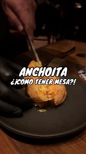 **COMO CONSEGUIR MESA EN ANCHOITA** (fui x mi cuenta) Te voy a contar como, pero tambien te voy a decir cuanto sale y te voy a mostrar como se sirve un plato en mesa con #CarneCruda. Estas listo para uno de mis restaurantes favoritos?? Hoy: @anchoitabuenosaires ✨ COMO HAGO Es un mito que no conseguis mesa. No es así. En el restaurante mas completo del país (servicio, ambiente, calidad y variedad de comida, precio) podes ir a anotarte ni bien abre. Te anotas a las 20hs, te llaman por teléfono a l