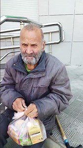 Дедушка просил еду Часть 3 #помощь #помощьбездомным #help