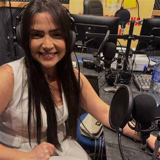 Greice Cheles| Lentes em resina 🦷 | Deixando registrado essa participação especial no programa Comando da Noite com Renato de Lucas na Rádio metropolitana do Litoral! Foi uma... | Instagram