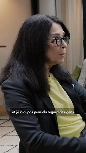 La dyskinésie est l’un des symptômes les plus visibles… mais aussi l’un des moins compris par l’entourage. Parler de ces mouvements involontaires et expliquer qu’ils peuvent apparaître avec certains traitements permet souvent d’alléger la pression, de réduire les malentendus et de se sentir soutenu au quotidien. Pour les jeunes malades concernés, des lieux d’échange, les Cafés Jeunes Parkinson, existent pour mettre des mots, partager des solutions et rencontrer d’autres personnes qui vivent les 