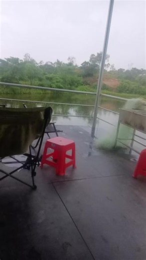 下 一场大雨了，鱼塘都没水了
