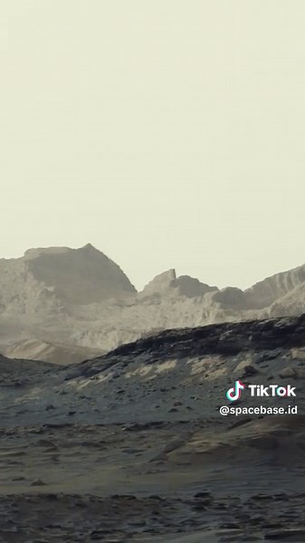 Pada 11 Agustus 2026 pukul 08.30 waktu lokal Mars, rover Curiosity milik NASA memotret matahari terbit yang menyinari tebing-tebing di Kawah Gale, Mars. Tebing itu disebut yardang (formasi batu yang terkikis angin) dan berada di lereng Gunung Sharp, gunung setinggi sekitar 5 kilometer yang didaki Curiosity sejak 2014. Lapisan yardang ini tampak janggal, warnanya berbeda, kemiringannya tidak biasa, dan belum ada yang tahu persis asalnya. Salah satu dugaan ilmuwan, lapisan itu abu dari letusan gun