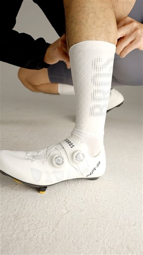 Cycling socks that match your cycling outfit look — pretty cool! 🧦🚴✨ #cyclingshoes #rockbros