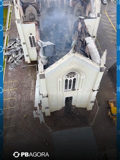 Um grande incêndio atingiu a Igreja Matriz Nossa Senhora de Lourdes, em Flores da Cunha, na tarde desta segunda-feira (25) 😢 🏛️ Construída há 112 anos, a igreja é considerada uma das mais antigas do estado em estilo gótico 🚒 Segundo o Corpo de Bombeiros, foram mobilizados dois caminhões, 13 bombeiros e 11 brigadistas para combater as chamas ⚠️ O local estava vazio no momento do incêndio e não houve feridos 🔥 De acordo com os bombeiros, o fogo teria começado no teto da estrutura, justamente n