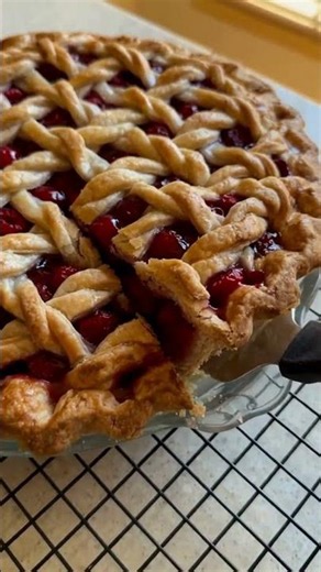 “Look at this gorgeous homemade cherry pie! 🍒 That golden braided crust and juicy cherry filling