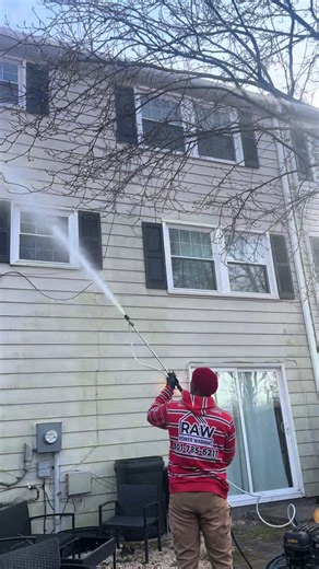 💦 Power washing siding — DON’T GIVE UP! 💪✨ Progress comes from showing up every day 💯 One clean at a time, one step closer — keep pushing 🔥 #DMVPressureWashing #SidingCleaning #PressureWashing #DontGiveUp #Consistency