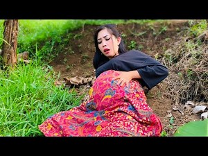 9 months pregnant woman experiences contractions and gives birth alone