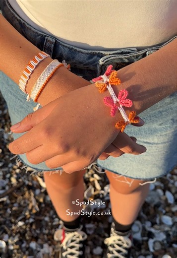 Which do you prefer? The larger butterflies or the slightly smaller ones? 💭🤔🦋 #braceletmaking #braceletbook #butterflybracelet #friendshipbracelets #braceletpattern