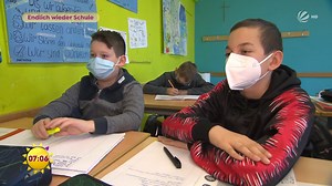 Ein neues Umfeld, neue Freunde - und vor allem endlich wieder ein Stück Normalität: Der 12-jährige Alexander aus der Ukraine ist nun Teil der Klasse 6c des Maria-Theresia-Gymnasiums Augsburg. 😌 Insgesamt hat die Schule 12 ukrainische Kinder aufgenommen. Wie empfinden Mitschüler:innen und Lehrer:innen die Situation? 👉 #ffs seht ihr von Montag bis Freitag ab 05:30 Uhr und sonntags ab 09:00 Uhr in SAT.1. #AusderSendung #video | SAT.1 Frühstücksfernsehen