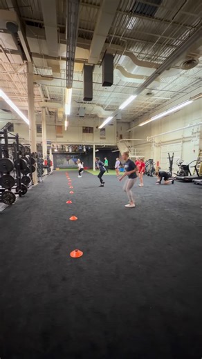 No Name Athletics on Instagram: "False step / counter step — it’s not wrong if it gets you there faster. The counter step sets your shin angle and body lean in the direction you want to go, while the opposite knee drives toward your destination. That lets you keep a negative step with ground contact under the hip as you roll straight into acceleration mechanics. Too often we see athletes rely on a dominant leg over and over again — left leg to go left, and left leg to go right. Sport doesn’t wor