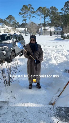 Bathrobe. Beach shovel. No plan. 😂🫠❄️ Not face paint related content but y’all I couldn’t help but share. Last time this area got this kind of snow was 1989!! Kids are enjoying it though, clearly 🤣 #coastalnc #snowday #beachtownlife #momlife #winterstorm | Vicki Paints