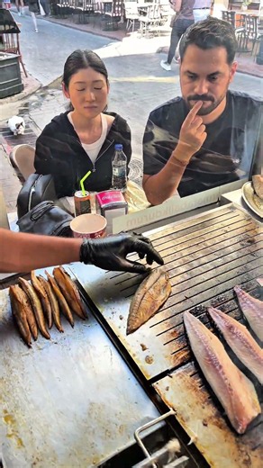Watched a video of a fish wrap with their Japanese guest they were amazed Marmara Balık Dürüm reklam