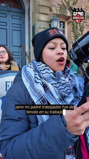 🔥 UN TESTIMONIO QUE NOS MUEVE A SEGUIR LUCHANDO 🔥 Ashley es una joven líder de Resistencia en Acción NJ que comparte su historia como hija impactada por la deportación de su padre. Una experiencia dolorosa que marcó su vida, pero que también sembró en ella la fuerza para organizarse y resistir. Hoy, Ashley forma parte de la respuesta rápida, defendiendo y protegiendo a su comunidad para que ninguna niña o niño tenga que vivir el trauma que ella vivió. Su testimonio es un recordatorio poderoso 
