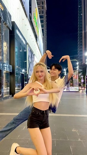 Jaysong 陈家宋 on Instagram: "有人陪我跳舞呢！小宋与九个琳😚 . . 《一瞬间by @jestinna & @dannyleeyuxin 》#一瞬间challenge"