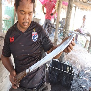 He makes a sword from palm tree and chainsaw | Blacksmith SPR