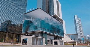 World’s Largest Anamorphic Illusion: Crashing Waves in Aquarium
