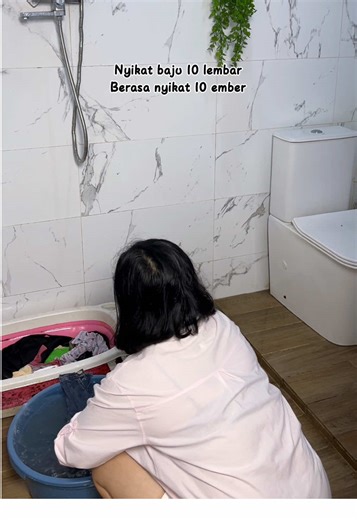 Nyuci cuma 10 lembar tapi pegelnya berasa nyuci 10 ember Definisi beban hidup yang sesungguhnya 🧺😩 #nyuci #nyucibaju #laundrytok #laundryday #cucibaju