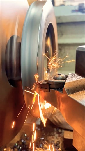 WHERE IS THE PROBLEM #machine #engineering #automobile #latheturning #cnc #tecnologia