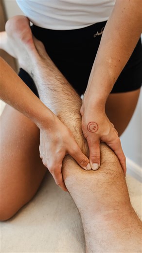 𝗕𝗘𝗟𝗧𝗥𝗔 | Physical Therapy on Instagram: "[CALF MASSAGE] Il y a tellement plus à faire qu’un simple massage sur un mollet … 😭🙏🏽 Pour un effet de relâchement et de récupération optimal : 1) mobiliser et libérer les articulations du genou et de la cheville (ne pas oublier la tête de la fibula!) 2) masser de façon globale le mollet 3) viser de façon spécifique en MTP (massage transverse profond) le tibial postérieur, le soléaire