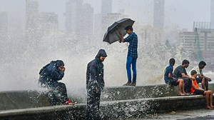 Weather News: मुंबई में भारी बारिश बनी आफत, बस से लेकर ट्रेन सेवा पर पड़ा असर