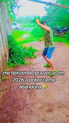 Patinho Comédia on Instagram: "Me benzendo para ver se em 2026 a pobreza me abandona#videodehumor#patinhocomedia"