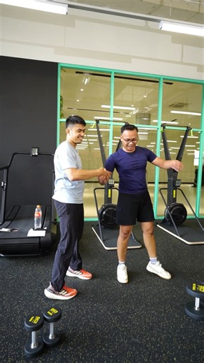 GoFit Indonesia on Instagram: "Your new experience of workout is here! SMALL GROUP TRAINING ini pas banget buat kamu yang gak mau workout sendirian. Ajak teman dan saudara kamu buat latihan functional paling poweful buat bakar kalori yang pastinya didampingi oleh Personal Trainer kami. Ssst, staff kami di @gofitgym.alsut aja udah pada coba. Giliran kamu kapan? Yuk, langsung aja kunjungi The Grove Alam Sutera untuk cobain group workout-nya! #gofit #fussfree #grouptraining #workout #gymgear"