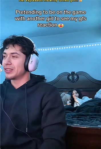 Pretend to be playing games with another girl and see how my girlfriend reacts.😭🤣🤣#couple #usa #fyp #viral #prank #funnyvideos #reaction