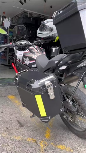 💥 Mira cómo se ven estas alforjas en la Arizona 200 Victory 🏍🔥 👉 ARMO: compactas y con estilo 😎 👉 SPARTAN: rígidas y listas pa’ la aventura 💪 En Alien Decal, tu moto nunca pasa desapercibida ⚡ #motorcycle #moto #bikelife #motorcycles #motorbike #rider #motolife #instamoto #biker #motolifestyle #viral #fyp #trending #bikersofinstagram | Alien Decal