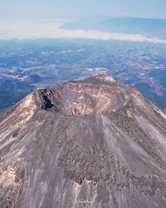 2.4M views · 35K reactions | Vamos a dar una vuelta por el cráter del Volcán de Colima en México...  #VolcandeColima #Colima #Mexico | Christian Villicaña - Fotografía | Facebook
