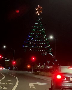 Intel used hundreds of drones to put on an awesome xmas show! 🎄🤯 | UNILAD Tech