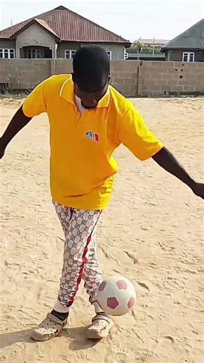 #footballfreestyle #freestylefootball #footballskills #footballshorts #sportvibes #viralfootball