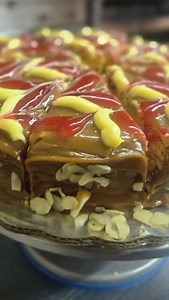 Clase de Torta Chilena con una Receta Infalible Hoy quiero compartirles mi receta especial para hacer una torta chilena espectacular. Estos son los ingredientes que utilicé: 900 g de harina 600 g de margarina 175 g de azúcar en polvo cernida 50 g de maicena 50 g de leche en polvo 175 g de queso crema 3 huevos El primer paso es enharinar la margarina con la harina, un proceso que consiste en deshacer la margarina hasta obtener una textura arenosa, evitando que queden grumos. Una vez alcanzado est