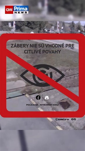 Nečekej na vlak. Šlápni na plyn a jeď. Slovenská policie na sociálních sítích zveřejnila mrazivé záběry ze smrtelné nehody vlaku s tahačem na přejezdu, k níž došlo před pár dny. Střet nepřežil řidič kamionu. Policisté v příspěvku apelují na řidiče, aby v situaci, kdy uvíznou mezi závorami na přejezdu, nepanikařili, okamžitě konali a závory prorazili. V případě, že je vozidlo nepojízdné, je potřeba ho rychle opustit, odebrat se do bezpečí. Zdroj: FB/ Polícia SR - Nitriantský kraj | CNN Prima NEWS