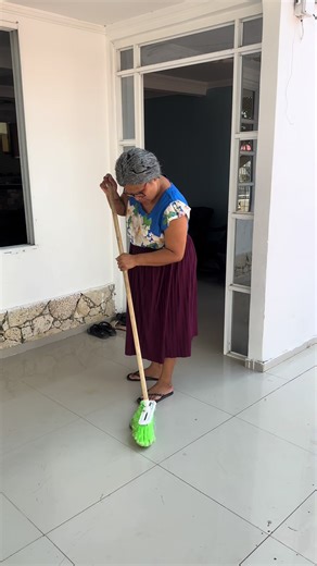 Lección de Yerlis a Lorena sobre la piña